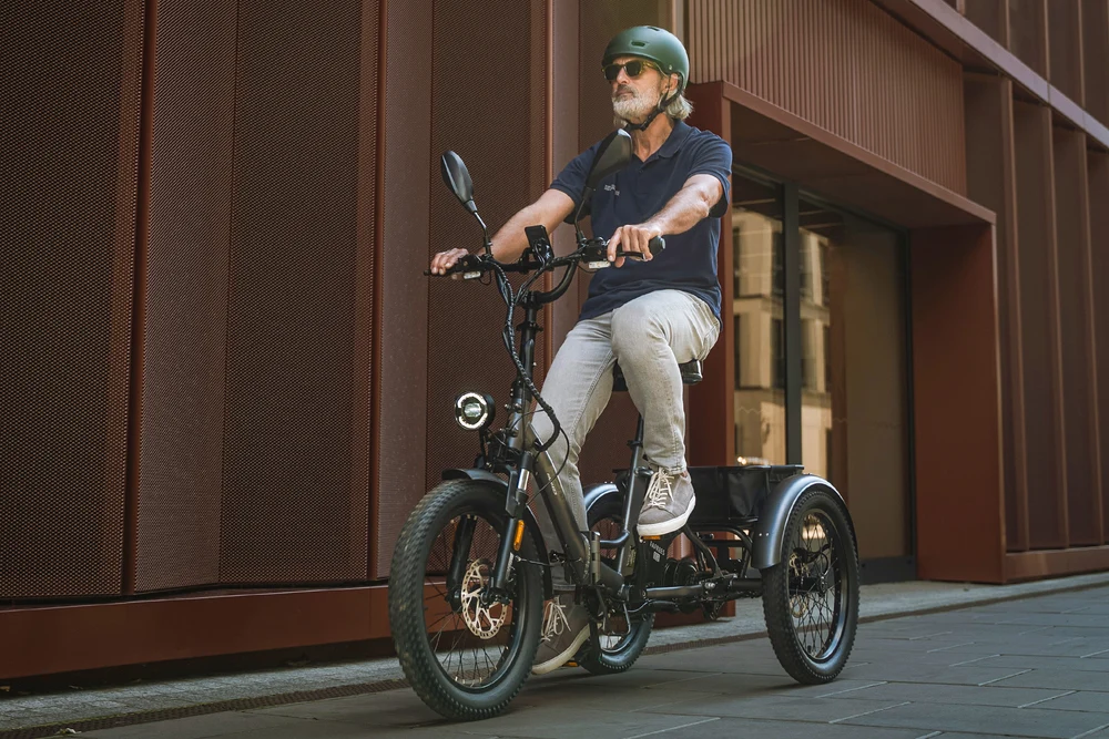 Rider cruising through the city on the Fafrees F20 Mate HS electric trike